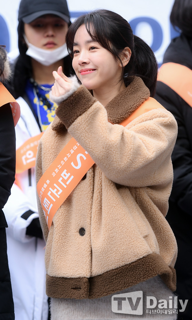 Actor Han Ji-min attended the JTS Street Fundraising Campaign held near Gangnam Station in Seoul on the afternoon of the 21st.On this day, writers Noh Hee-kyung, Actor Han Hyo-joo, Yoon Soi, Im Semi, Park Hwan-hee and Han Hyun-min went out to the streets for the global village I-DLE, where entertainer Fundraising angels are hungry.Noh Hee-kyung, who has been leading the event since 2004, said, With our little Sui Gu, someone goes to school, someone gets sick, someone gets life.This is why we should never stop this small Sui Gu.This street funding is organized by the UN International Relief Organization, JTS (Join Together Society), and is hosted and hosted by YG Entertainment, a social service group of broadcasters, theater, culture and artists.The theme of street funding is Be a mother of starving global I-DLE.YG Entertainment was provided to support I-DLE, which is suffering from chronic malnutrition and is dying because it can not be treated with simple diseases, to support milk powder, baby food and medicines.JTS Street Fundraising Campaign
