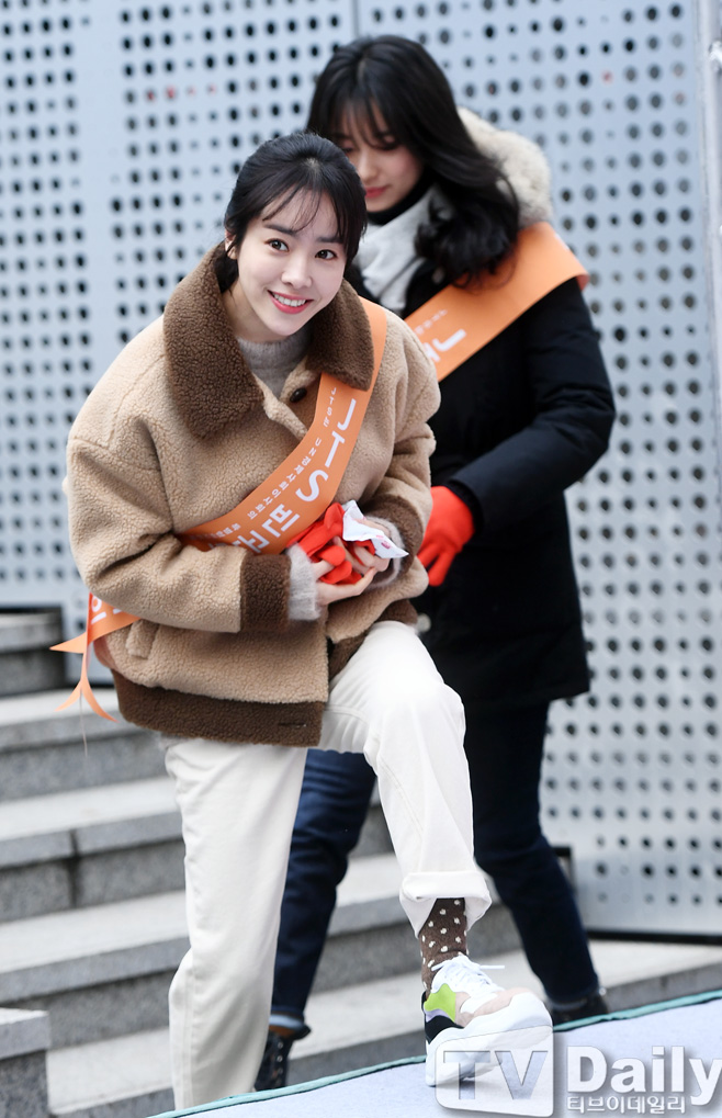 Actor Han Ji-min attended the JTS Street Fundraising Campaign held near Gangnam Station in Seoul on the afternoon of the 21st.On this day, writers Noh Hee-kyung, Actor Han Hyo-joo, Han Ji-min, Yoon Soi, Im Semi, Park Hwan-hee and Han Hyun-min took to the streets for the global village I-DLE, where entertainer Fundraising angels are hungry.Noh Hee-kyung, who has been leading the event since 2004, said, With our little Sui Gu, someone goes to school, someone gets sick, someone gets life.This is why we should never stop this small Sui Gu.This street funding is organized by the UN International Relief Organization, JTS (Join Together Society), and is hosted and hosted by YG Entertainment, a social service group of broadcasters, theater, culture and artists.The theme of street funding is Be a mother of starving global I-DLE.YG Entertainment was provided to support I-DLE, which is suffering from chronic malnutrition and is dying because it can not be treated with simple diseases, to support milk powder, baby food and medicines.[JTS Street Fundraising Campaign