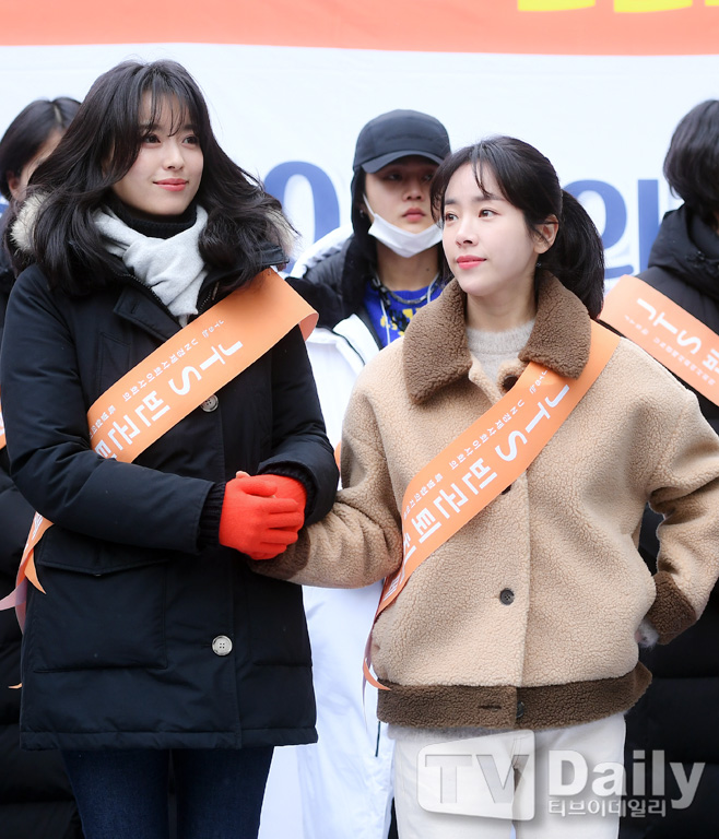 Actor Han Hyo-joo attended the JTS Street Fundraising Campaign held near Gangnam Station in Seoul on the afternoon of the 21st.On this day, writers Noh Hee-kyung, Actor Han Hyo-joo, Han Ji-min, Yoon Soi, Im Semi, Park Hwan Hee and Han Hyun Min went out to the streets for the global village I-DLE where entertainer Fundraising angels are starving.Noh Hee-kyung, who has been leading the event since 2004, said, With our little Sui Gu, someone goes to school, someone gets sick, someone gets life.This is why we should never stop this small Sui Gu.This street funding is organized by the UN International Relief Organization, JTS (Join Together Society), and is hosted and hosted by YG Entertainment, a social service group of broadcasters, theater, culture and artists.The theme of street funding is Be a mother of starving global I-DLE.YG Entertainment was provided to support I-DLE, which is suffering from chronic malnutrition and is dying because it can not be treated with simple diseases, to support milk powder, baby food and medicines.[JTS Street Fundraising Campaign