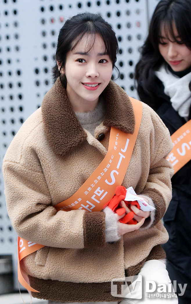 Actor Han Ji-min attended the JTS Street Fundraising Campaign held near Gangnam Station in Seoul on the afternoon of the 21st.On this day, writers Noh Hee-kyung, Actor Han Hyo-joo, Han Ji-min, Yoon Soi, Im Semi, Park Hwan-hee and Han Hyun-min took to the streets for the global village I-DLE, where entertainer Fundraising angels are hungry.Noh Hee-kyung, who has been leading the event since 2004, said, With our little Sui Gu, someone goes to school, someone gets sick, someone gets life.This is why we should never stop this small Sui Gu.This street funding is organized by the UN International Relief Organization, JTS (Join Together Society), and is hosted and hosted by YG Entertainment, a social service group of broadcasters, theater, culture and artists.The theme of street funding is Be a mother of starving global I-DLE.YG Entertainment was provided to support I-DLE, which is suffering from chronic malnutrition and is dying because it can not be treated with simple diseases, to support milk powder, baby food and medicines.[JTS Street Fundraising Campaign