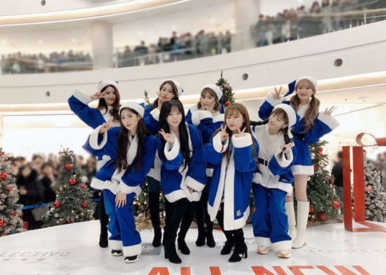 Thanks to you, I was happy.Celebratory photo as Lovelyz celebrates Death Before Dihonor performancehas released the book.On the evening of the 21st, Lovelyz posted a picture on the teams official SNS with an article entitled [#Lovelyz] 19.12.21 Death Before Dihonor Performance Lovelys was a happy Death Before Dihonor performance with Lovelyz.Lovelyz, who turned into Santa. They took commemorative photos with their fans and made another precious memory.Lovelyz has attracted fans attention today by announcing that he will perform Death Before Dihonor at Time Square in Yeongdeungpo.Today, four days before Christmas, I gave my fans a precious Christmas present.On the other hand, Lovelyz (Baby Soul, Yoo Ji-ae, Seo Ji-soo, Lee Mi-joo, Kei, JIN, Ryu Soo-jung, Jeong Ye-in) appeared on KBS 2TV Christmas special year-end Music Bank, which is broadcasted on the 20th, and set up a special stage for Jongsori.The Bell is Lovelyzs mini-titled title song released in November 2017.This song is an impressive winter season song with a lovely feeling that matches the concept of genuine comic fantasy and a gentle bell that reminds me of the Christmas atmosphere.Despite the two years of its release, the recent bell has become a representative season song that is loved by listeners every winter, with the number of streaming users on the music site soaring and the number of Naver TV cast video views exceeding 1.2 million views.