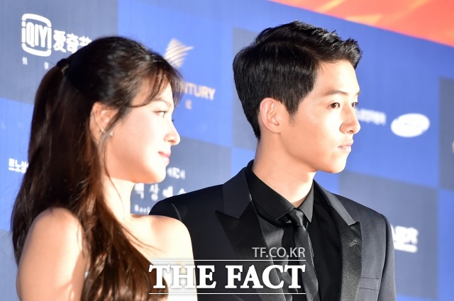 Rumors of a Song-Song Couple reunion have emerged.Greater China media recently reported on the reunion with Actor Song Joong-ki, suggesting that Actor Song Hye-kyo appears to have re-engaged The Wedding Ring.On Thursday, China Cibo of Taiwan said, Songsong couple reunited?Song Hye-kyo reported the twos reunion with the title of The Wedding Ring Back.Song Hye-kyo reportedly wore little rings after his divorce in July, but rumours are circulating among China netizens that the ring on his finger is similar to The Wedding Ring in a recent photo.The picture of the problem spreading in China portal Baidu is a picture photo recently released by a magazine.China Shibo explained the background of the reunion, saying, There are still many people who want to see the reunion of the two people.Meanwhile, the two men developed into lovers in the KBS 2TV drama Dawn of the Sun which was broadcast in 2016, and married in October 2017.However, the two men completed the divorce process without alimony or property division after divorce settlement on July 22, a year and nine months after marriage.
