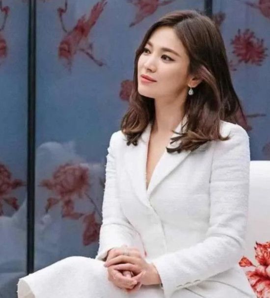 With Actor Song Hye-kyos recent photo of wearing a wedding Ring spreading through an overseas online community, some media are speculating the reuniting of Song Hye-kyo and Song Joong-ki.On the 17th (local time), China Shibo of Taiwan reported on the reunion of the two people under the title of Song Hye-kyo Marriage Ring AgainAccording to the media, Song Hye-kyo did not wear Ring after divorce in July, but recently showed a picture wearing Ring similar to the previous marriage Ring.The photo is said to have spread through the China portal Baidu.In this regard, some Chinese netizens are reported to have released a reunion of Song Hye-kyo and Song Joong-ki.Song Hye-kyo and Song Joong-ki developed into a lover after meeting with KBS 2TV drama Dawn of the Sun which was broadcast in 2016.The pair married in October 2017.However, the two men completed the divorce process without alimony or property division after the divorce settlement on July 22, which was a year and nine months after marriage.At the time, Song Hye-kyos agency UAA said, The reason is a personality difference. Both sides could not overcome the difference and made such a decision inevitably. 
