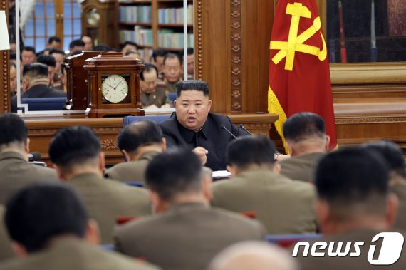북한 김정은 국무위원장이 노동당 중앙군사위원회 확대회의를 주재하고 '자위적 국방력을 계속 발전시키기 위한 문제' 등을 토의했다고 노동당 기관지 노동신문이 22일 보도했다. rodongphoto@news1.kr