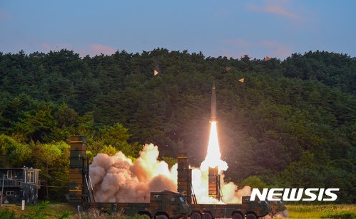 합참이 지난 2017년 9월4일 오전 북한 6차 핵실험 도발에 대응해 동해에서 현무2 탄도미사일을 실사격 하고 있다. 2017.09.04. photo@newsis.com