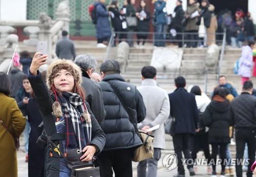 경복궁서 기념사진 남기는 중국 관광객 [연합뉴스 자료사진]