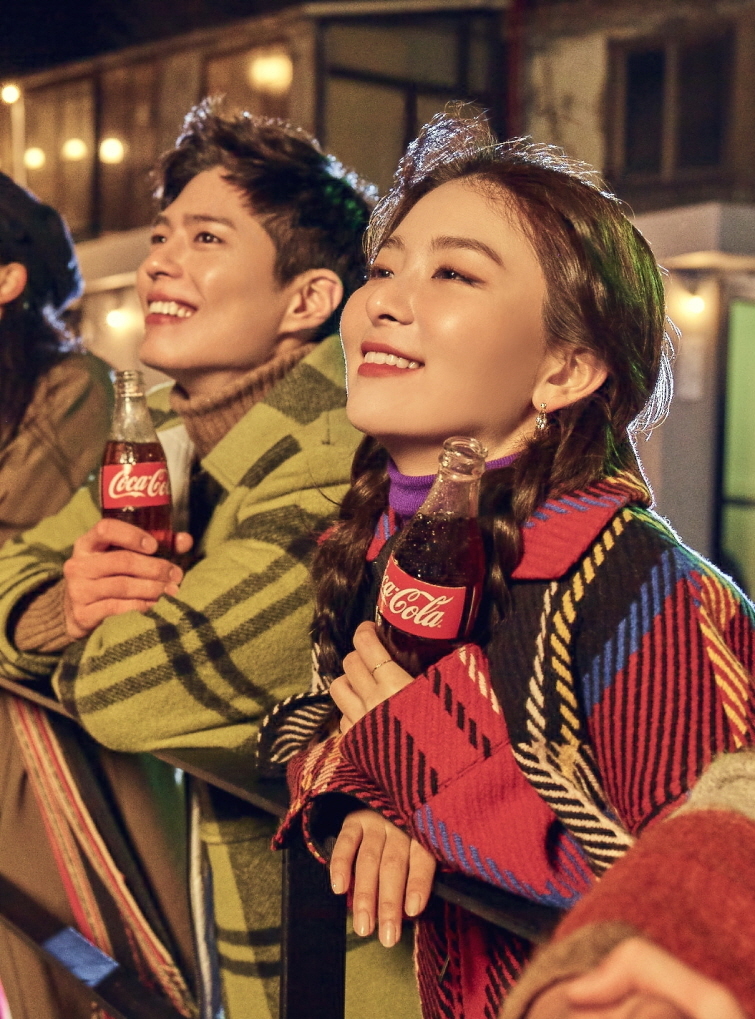 Park Bo-gum and Seulgi selection as New Year campaign modelSeoul = = Coca-Cola will play Park Bo-gum and Seulgi in Red Velvet in 2020 yearThe new year campaign model was selected as the model, it said on the 23rd.Seulgi, who was picked up with Park Bo-gum, is called Seulgi among fans for its pure charm, unlike its chic appearance.Loved for its positive energy and passionate look: Park Bo-gum and Seulgi are 2020 yearThe New Year campaign Little Big Moments (small but precious) will be held, and TV commercials will be released in early January.We hope that through this New Year campaign with Park Bo-gum and Seulgi, consumers will discover our own small but meaningful happiness in our everyday life and make the moment more special and exciting with Coca-Cola, said Coca-Cola.