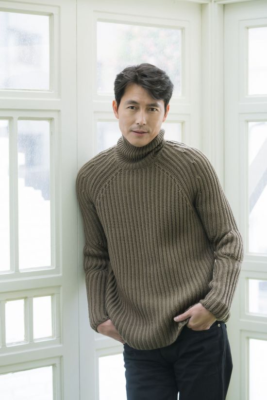 Actor Jung Woo-sung will participate as a producer in the Netflix OLizzynal series Goyos Sea.According to Netflix on Sunday, the work is a rare SF thriller in the country.It tells the story of elite crews heading to the moon to retrieve a sample of questions in the future district, where desertification has run out of water and food.Choi is the same name film directed by Choi Hang-yong, who was noticed at the 13th Missen Short Film Festival in 2014. Choi also catches megaphones in this OLizzynal series.The screenplay will be directed by Park Eun-kyo, the author of the movie Mother.Jung Woo-sung is expanding his range of activities not only through acting but also through directing and producing, and he is preparing for his first feature film production, Protector, by filming the summit, which he currently participated in.In February next year, Animals Want to Hold a Jeep will be released, which will be in close contact with Jeon Do-yeon and others.