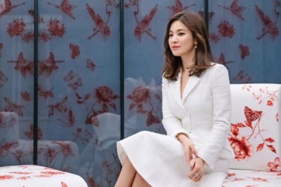 On China Online, there is growing rumors of a reunion between Actor Song Hye-kyo (38) and Song Joong-ki (34).Song Hye-kyo has been released with a Ring similar to marriage Ring during the recent photo shoot.On the 17th (local time), China Shibo of Taiwan reported that Song Hye-kyo came out with the wedding Ring again in a report titled Songsong Couple Reunited?Song Hye-kyo has been wearing Ring since July, but in a recent photo, Ring on his middle finger is similar to marriage Ring.The relevant content was also reported in the Chinese newspaper in Malaysia.Chinas largest portal site, Baidu, is also spreading the picture of the problem. China Shibo said, There are still many people who want to see the reunion of the two.However, the analysis that these rumors are a hopeful observation of China fans is dominant.The Ring worn by Song Hye-kyo at the time of filming is not a marriage Ring, but a luxury jewelry product that is working as a model.Song Joong-ki and Song Hye-kyo completed their divorce process on July 22, a year and nine months after their marriage.The two, who developed into lovers in the drama Dawn of the Sun aired on KBS in 2016, got worldwide attention and married in October 2017.Song Joong-ki recently announced that he will organize a seven-year contract with Blossom Entertainment and do his own activities.Song Hye-kyo also continues to communicate with fans, posting photos on Instagram.