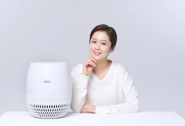 Jang Na-ra is admiring with her absolute superior visuals in the recently released Claire Ground AD shooting cut.Jang Na-ra is a clear and clear Smile that fits the product feature of air purifier and proves to be the best model.He is a back door that he actively led the scene atmosphere and received praise from many field staffs as Jang Na-ra.Claire ADMmodel Jang Na-ra has received great acclaim from the shooting staff and brand officials for not spared her professional appearance and enthusiasm at the shooting site, said Claire. We will continue to actively promote Claire with the filming of AD and TV CF after the shooting.Claire plans to use Jang Na-ra, the leading star of the Korean Wave, as Model, as it exports to 15 countries, and focus on promoting its brand through various marketing activities both domestically and abroad.Jang Na-ras trademark bright Smile and one of the secrets to keeping it is to deliver a message of clean air.Claires 2020 new product, which can be used in each room, and Clare TV CF, featuring Jang Na-ra, are scheduled to air in January 2020.
