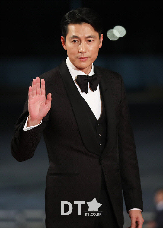 Actor Jung Woo-sung will participate as Watchmaker in Netflix new original series Goyos Sea.Netflix announced on the 23rd that it will produce the new Korean original series and space science fiction thriller Goyos Sea and that Jung Woo-sung will participate in this original as Watchmaker.Goyos Sea is the story of elite members who go to the research base abandoned on the moon to retrieve a sample of questions in the background of the future earth, which is lacking in water and food due to global desertification.The film series is a series of short films of the same name by director Choi Hang-yong, who was noted at the 13th Cinema16: American Short Films in 2014, and is a fascinating story with a tense and unpredictable story in the background of a vast universe.Jung Woo-sung, who has been raising the best share price as an actor in the 40th Blue Dragon Film Award for Best Actor, has gathered topics in the feature film Do not forget me in 2016 as a fresh move to make production and starring at the same time.Expectations are high for another transformation he will show with Netflix as Watchmaker.The screenplay of Goyos Sea is directed by Park Eun-kyo, who won the 29th Korea Film Critics Association Award for the movie Mother, and directed by Choi Han-yong, who directed the original.Meanwhile, Goyos Sea, in which Jung Woo-sung participates as a watchmaker, will be released exclusively through Netflix.