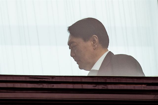 검찰이 조국 전 장관의 구속영장을 청구한 23일 서울 서초구 대검찰청에서 윤석열 검찰총장이 점심식사를 위해 구내식당으로 이동하고 있다. 뉴스1