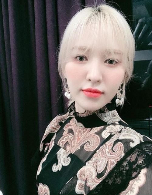Wendy told her SNS on the 23rd, Ive seen it funny, Ruby (Red Velvet fandom)? Blonde hair. Eyebrow is also bleached, so its even Eyebrow.# I love you my friend # I love you our members # I love you our rubies and posted two photos.The photo is a selfie of Wendy taken at the practice room and the performance behind the stage. Wendys beautiful beauty and reversed atmosphere, which perfectly digests the blonde, captures the attention.Wendy appeared on MBC FM4U Noons Hope Song Kim Shin-young guest on the afternoon of the 23rd, and talked about Red Velvet comeback.Meanwhile, the group Red Velvet, to which Wendy belongs, will release the repackaged album The ReVe Festival Finale (The Reve Festival finale) today (23rd).