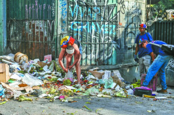 ベネズエラの首都カラカスである市民が食糧を求めてゴミ箱を遅れをとっている。 [聯合ニュース]