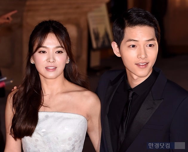 Rumors of a reunion between Actor Song Joong-ki and Song Hye-kyo have erupted.This is because of the absurd China report that Ring worn by Song Hye-kyo is similar to marriage Ring.China Sina Entertainment and China Sibo in Taiwan reported on the 17th (local time) that Song Hye-kyo has recently been wearing the wedding Ring again, he said.Song Hye-kyo reported that he did not wear Ring after divorce in July, but he appeared again in a recent photo.However, the photo was captured at a cosmetics brand event on the 2nd, and Song Hye-kyo is said to have just worn the Ring of the jewelry brand that he is modeled on.Entertainment officials also see the possibility of a reunion between the two very low.It is unreasonable to look at the reunion of the two people just by wearing Song Hye-kyos Ring.Song Joong-ki and Song Hye-kyo developed into lovers after breathing with the KBS2 drama Dawn of the Sun in 2016, and became a couple in October 2017.Their marriage was a global interest because they were two people who were very popular in China.However, with the divorce settlement being established in July 2019, they will walk their own path in a year and nine months.Song Hye-kyo, who recently married Ring, claims entertainment officials lost chance of reuniting with Song Joong-ki and Song Hye-kyo,