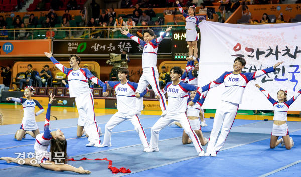 The SBS All The Butlers cast (Lee Seung-gi, Yook Sungjae, Yang Se-hyeong, Lee Sang-yoon, Shin Sung-rok) and Cheerleading national team players are performing at half-time in the match between KB Stars and Woori Bank in the 2019-2020 Womens Professional Basketball League held at Cheongju Indoor Gymnasium on the 23rd.December 23, 2019