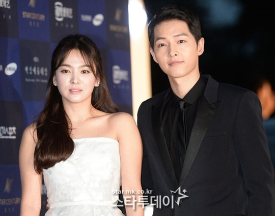 The reuniting theory of Actor Song Hye-kyo(38) and Song Jung-ki(34) has been spreading among Chinese netizens and it is becoming a concern.Reflecting this, the Song Hye-kyo keyword is ranked in the top spot in the real-time search term of the main portal.The reunion of Song-Song Couple is due to a photo of Song Hye-kyo recently appearing to have a wedding ring again.On Thursday, China Cibo of Taiwan said, Songsong couple reunited?Song Hye-kyo reported the twos reunion with the title of The Wedding Ring Back.According to China Shibo, Song Hye-kyo has barely worn a ring since his divorce in July, but in a recent photo, rumors are circulating among China netizens that the ring on the middle finger is similar to the wedding ring.The picture of the problem spreading in the China portal Baidu is a picture photo recently released by a magazine.China Shibo explained the background of the reunion, saying, There are still many people who want to see the reunion of the two people.Baidu, however, reported that the possibility of their reunion was not clear and the possibility was zero.Meanwhile, Song-Song Couple concluded the procedure by divorce without alimony or property division after divorce settlement on July 22nd.