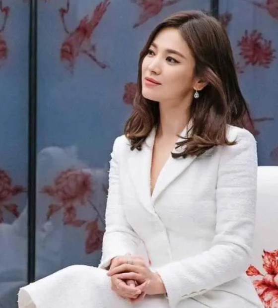 The reuniting theory of Actor Song Hye-kyo(38) and Song Jung-ki(34) has been spreading among Chinese netizens and it is becoming a concern.Reflecting this, the Song Hye-kyo keyword is ranked in the top spot in the real-time search term of the main portal.The reunion of Song-Song Couple is due to a photo of Song Hye-kyo recently appearing to have a wedding ring again.On Thursday, China Cibo of Taiwan said, Songsong couple reunited?Song Hye-kyo reported the twos reunion with the title of The Wedding Ring Back.According to China Shibo, Song Hye-kyo has barely worn a ring since his divorce in July, but in a recent photo, rumors are circulating among China netizens that the ring on the middle finger is similar to the wedding ring.The picture of the problem spreading in the China portal Baidu is a picture photo recently released by a magazine.China Shibo explained the background of the reunion, saying, There are still many people who want to see the reunion of the two people.Baidu, however, reported that the possibility of their reunion was not clear and the possibility was zero.Meanwhile, Song-Song Couple concluded the procedure by divorce without alimony or property division after divorce settlement on July 22nd.