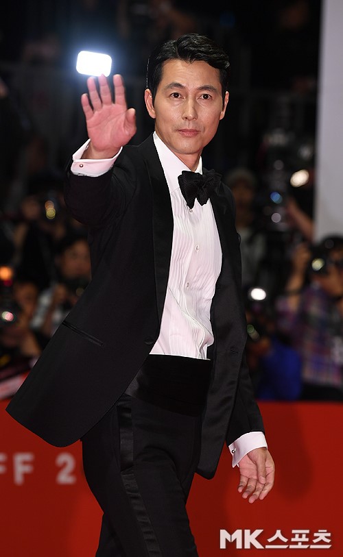 Actor Jung Woo-sung will be the producer of Goyos Sea.On the 23rd, Netflix said that actor Jung Woo-sung, who won the 2019 Blue Dragon Film Award for Best Space, will participate as a producer in the new Netflix OLizynal series Goyos Sea.Goyos Sea is the story of elite members who go to the research base abandoned on the moon to retrieve a questionable sample in the background of the future earth where water and food have been scarce due to global desertification.Jung Woo-sung, who has been raising his best share price as an actor with the award of the Blue Dragon Film Award for Best Actress, also made headlines with fresh moves in the feature film Do not Forget Me in 2016.As an actor, he is in the top position and hopes for another transformation to show with Netflix as a producer.The screenplay of Goyos Sea is directed by Park Eun-kyo, who won the 29th Korean Film Critics Association Award for Best Screenplay for the movie Mother, and director Choi Hang-yong, who directed the original film.After the release, Goyos Sea was evaluated by many fans as a quality that surpasses the high-quality story and expectations, and it is expected to be made into a Netflix OLizynal series this time and further strengthened works are expected.The Goyo Sea will be released only on Netflix.