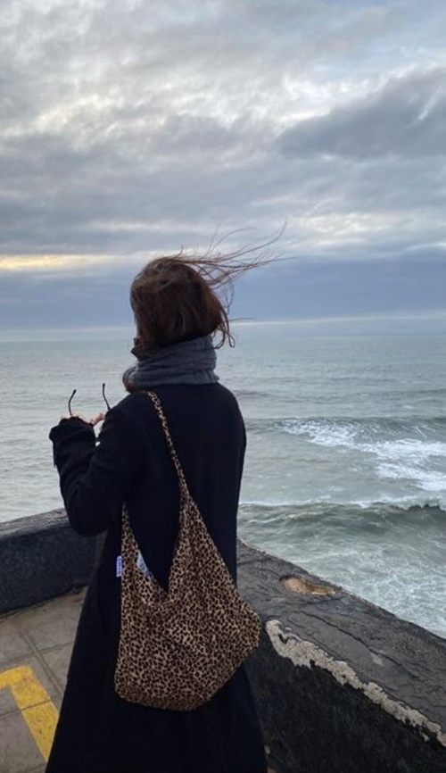 Song Hye-kyo, a picturesque recent situation on the beach Actor Song Hye-kyo has reported on Nices recent situation abroad.On the 23rd, Song Hye-kyo posted a picture of his recent situation through his Instagram story.The photo shows Song Hye-kyo looking at the beach. Song Hye-kyos calm atmosphere attracts attention.Meanwhile, Song Hye-kyo is currently under review for his proposal to appear in the film Saint Anne.Saint Anne is known as the next film directed by Lee Joo-young, who directed the previous work Single Rider.