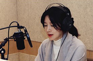 Actor 100 participating audio book USB will be published in the first part of next monthAn audio book will be released by 100 top domestic actors, including Hye-ja Kim, Lee Yeong-ae (pictured) and Jung Woo-sung, who read World masterpieces.Communication Books will release the first round of the World masterpiece audio book, Reading World Literature, 100 Actors, recorded by actors on January 15 next year.The 100 Actor World Literature is a sequel to the previously published 100 Actors, Read Our Literature, which first tied 50 works to USB memory.Tolstoy, Charles Dickens, Natsume Soseki, and other works by the East and the West, as well as the representative short stories of Nobel Prize winners such as Ernest Hemingway, Albert Camus and Hermann Hesse.You can also find early feminism works such as Virginia Woolf, Charlotte Perkins Gilman, Kate Winslet Chopin, and short stories of Asian writers such as Japan, China, Taiwan, Hong Kong and Thailand.Hye-ja Kim wrote the liner Maria Rilkes Baby Jesus, Lee Yeong-ae wrote the short story Desirees Baby by Kate Winslet Chopin, a pioneer of American feminist literature, and Jung Woo-sung wrote George Orwells autobiographical essay Shooting an Elephant by Nimal Farm in 1984. It was strong.In addition, Son Sook read Oh Henrys Christmas Gift, Song Il-kook read James Joyces Little Cloud, and Moon Chae-won read Thomas Hardys Depressing German game.The total reading time of 50 works is 48 hours and 28 minutes, and a guidebook with the photographs of the readers, the works, the writers, the characters, and the readers is provided.The readers tax is donated to the Welfare Foundation of Korean Theaters in the name of the party and used for the welfare of the theater.