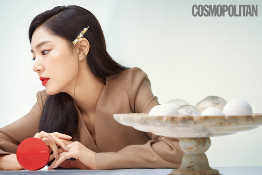 A photo of Seo Ji-hye has been released.Prestige cosmetics brand Shiseido recently released a beauty picture with actor Seo Ji-hye, who is in the midst of filming TVN weekend drama The Unstoppable of Love, in the January issue of fashion magazine Cosmopolitan.Seo Ji-hye is showing the image of a cellist and a map-wripping woman (North Korean word meaning queen) in Pyongyangs upper class without filtering.kim myeong-mi