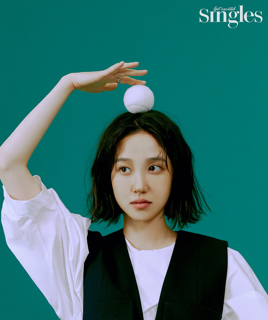 Fashion magazine Singles released a picture of actor Park Eun-bin, who returned to the house theater with SBS Office Drama Stove League, which captivated viewers starting from the first broadcast on December 13th.In a photo released on December 23, Park Eun-bin overwhelmed Sight by digesting a light and comfortable Tomboy look with his own charm.The Stove League, which has been a hot topic with a powerful combination of Park Eun-bin, Nam Gung-min, Oh Jung-se and Cho Byung-kyu, is continuing to rise in good spirits with a 10.1% highest audience rating per minute in two episodes with a stone direct-office drama, in which the new head of the baseball team, who is in the last place where even the tears of fans, prepares for an extraordinary season.hwang hye-jin