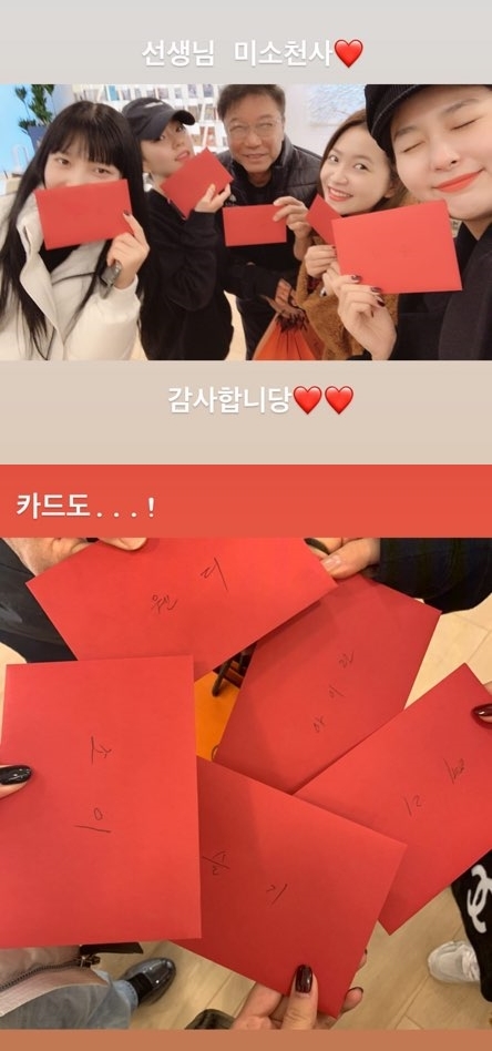 Group Red Velvet released a photo taken with Lee Soo-man, executive producer of SM Entertainment.Red Velvet member Joy wrote on social media on the afternoon of December 23, Mr. Lee Soo-man gave me Christmas Gift.My dear Wendys not on the radio. Miss Seo Min-jung. Thank you. And the card!Red Velvet members in the public photos are laughing brightly with a gift given by Lee Soo-man producer.Red Velvet will release the repackaged album The ReVe Festival Finale (The Reve Festival finale at 6 pm on the 23rd.The title song Psycho is a cool sweet love song about a lover who admits that they are only each other even if they look like Psycho.The music video, which is released along with the sound source, is expected to capture music fans with the alluring atmosphere of the new song and the unique visuals of Red Velvet.hwang hye-jin