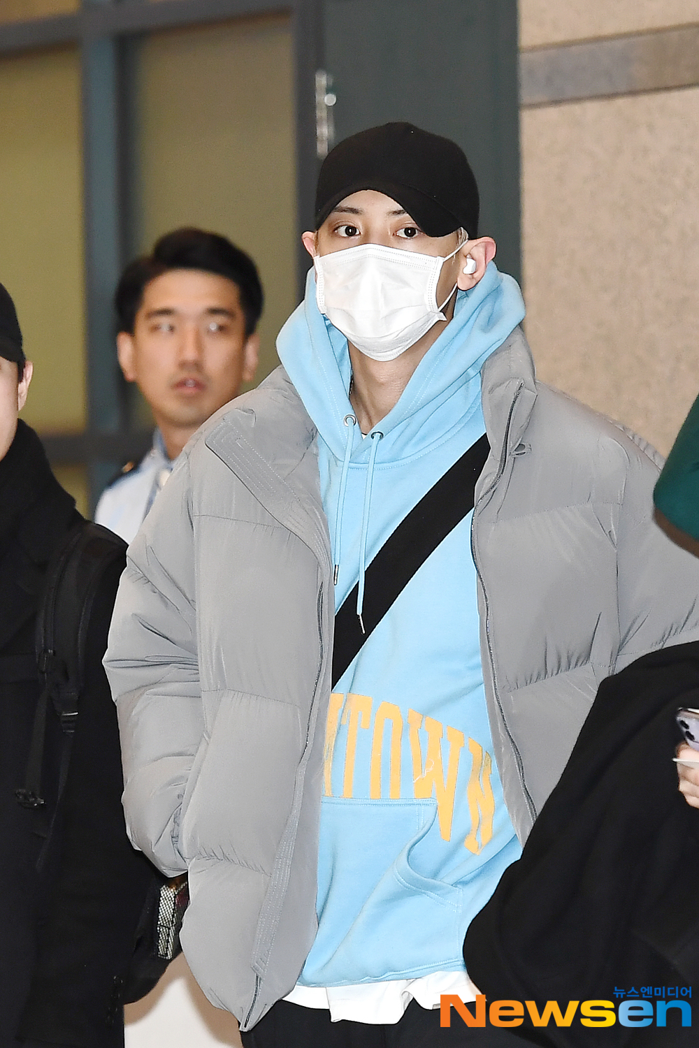 EXO (EXO) members Suho, Chanyeol, Kai, Baekhyun, Sehun and Chen arrived at the Incheon International Airport in Unseo-dong, Jung-gu, Incheon on the afternoon of December 23 after completing the EXO PLANET #5 - EXpLOration - In Japan schedule.EXO (EXO) member Chanyeol is leaving for Japan.exponential earthquake