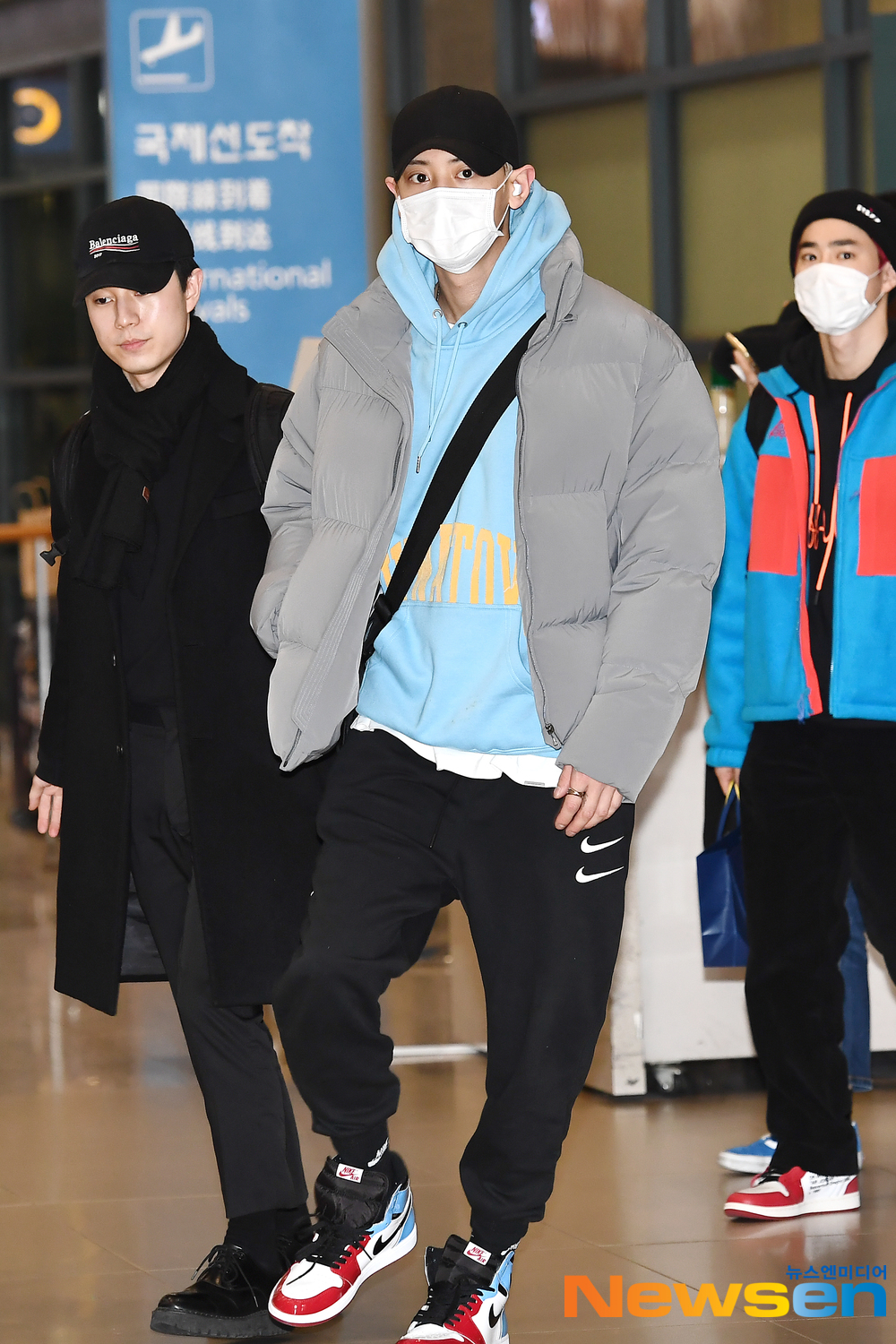 EXO (EXO) members Suho, Chanyeol, Kai, Baekhyun, Sehun and Chen arrived at the Incheon International Airport in Unseo-dong, Jung-gu, Incheon on the afternoon of December 23 after completing the EXO PLANET #5 - EXpLOration - In Japan schedule.EXO (EXO) member Chanyeol is leaving for Japan.exponential earthquake