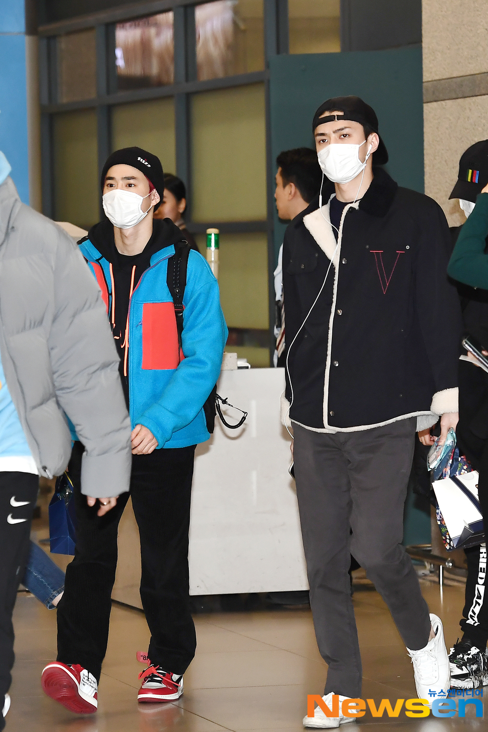 EXO members Suho, Chan Yeol, Kai, Baekhyun, Sehun and Chen arrived at the Incheon International Airport in Unseo-dong, Jung-gu, Incheon on the afternoon of December 23 after completing the EXO PLANET #5 - EXpLOration - In Japan schedule.EXO (EXO) members Suho and Sehun are entering Japan.exponential earthquake