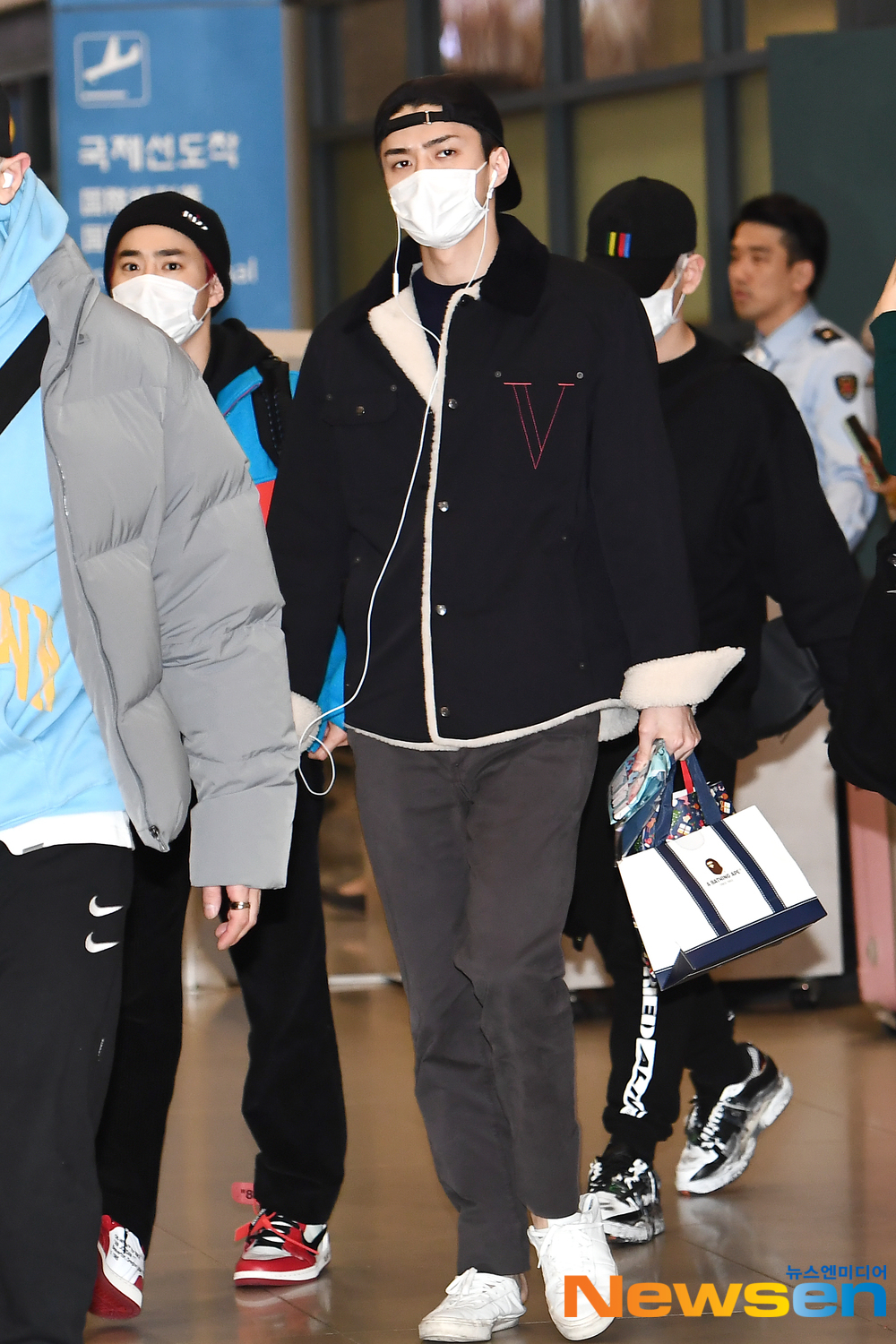 EXO (EXO) members Suho, Chan Yeol, Kai, Baekhyun, Sehun and Chen arrived at the Incheon International Airport in Unseo-dong, Jung-gu, Incheon on the afternoon of December 23 after completing the EXO PLANET #5 - EXpLOration - In Japan schedule.EXO (EXO) member Sehun is entering Japan.exponential earthquake