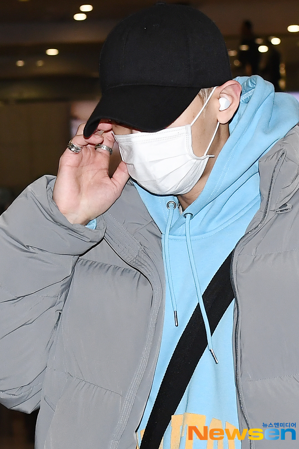 EXO (EXO) members Suho, Chanyeol, Kai, Baekhyun, Sehun and Chen arrived at the Incheon International Airport in Unseo-dong, Jung-gu, Incheon on the afternoon of December 23 after completing the EXO PLANET #5 - EXpLOration - In Japan schedule.EXO (EXO) member Chanyeol is entering Japan.exponential earthquake