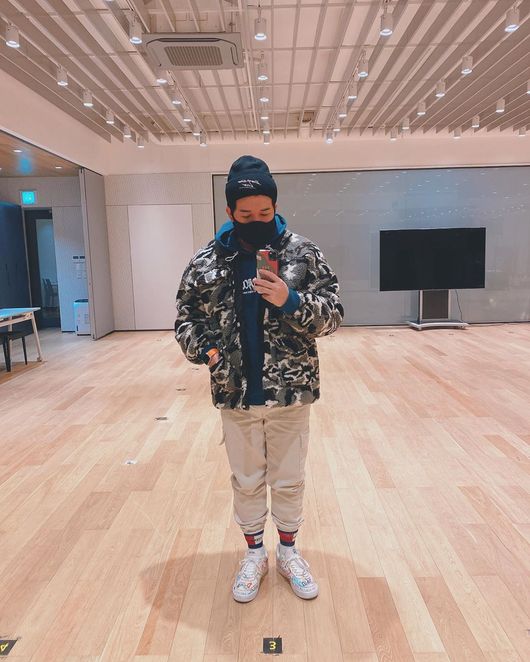 Group Super Junior Shindong boasted excellent fashion digestion with a slim body.Shindong posted a picture on his instagram on the 22nd.In the open photo, Shindong takes a full-length photo using a front mirror in a space that looks like a practice room.Shindong is a fashionable fashion item from military patterned fliss to jogger pants, when Shindong shows off his perfect fit with a sleek body.Shindong had previously succeeded in losing weight from 116kg to 99kg in four weeks, and had also been reported to have reduced his waist circumference from 41 inches to 36 inches.Shindongs group Super Junior released its regular ninth album, Time_Slip (TimeSlip) in October.Shindong Instagram
