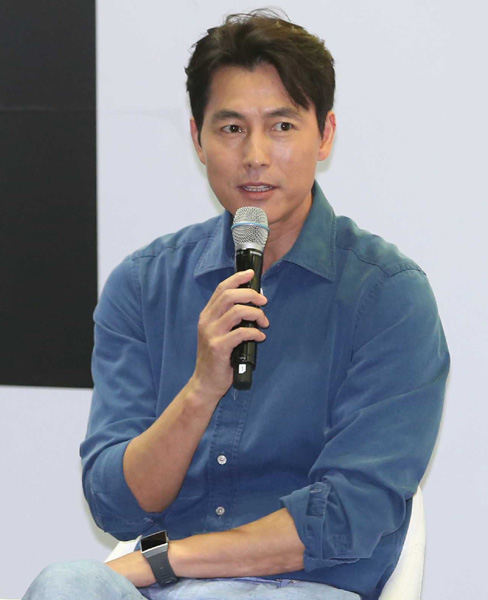Netflix, a global entertainment streaming service, said on June 23, Actor Jung Woo-sung will participate as a watchmaker in the new Netflix OLizynal series Goyos Sea.Goyos Sea is a Space SF thriller, an OLizzyn series that Netflix will introduce in Korea.Goyos Sea is the story of elite members who go to the research base abandoned on the moon to retrieve a questionable sample in the background of the future Earth, where water and food have been scarce due to global desertification.Goyos Sea is a series of short films of the same name directed by Choi Hang-yong, who received great attention at the 13th Misen Short Film Festival in 2014.Especially, the tense and unpredictable story unfolding in the background of a vast space is attractive.Actor Jung Woo-sung participates as a watchmaker in Goyos Sea, attracting attention.Jung Woo-sung, who has been raising his best share price as an actor with the award of the Blue Dragon Film Award for Best Actress, also made headlines with fresh moves in the feature film Do not Forget Me in 2016.Expectations are high for another transformation he will show with Netflix as Watchmaker, who is in the top spot as an actor.The screenplay of Goyos Sea is directed by Park Eun-kyo, who won the 29th Korea Film Critics Association Award for Best Screenplay for the movie Mother, and director Choi Hang-yong, who directed the original film.After the release, Goyos Sea has been criticized by many fans for its high-quality story and quality that surpasses expectations.The Netflix OLizynal series is expected to further strengthen the work.The Netflix OLizynal series Goyos Sea, in which Jung Woo-sung will participate as Watchmaker, will be released only on Netflix.
