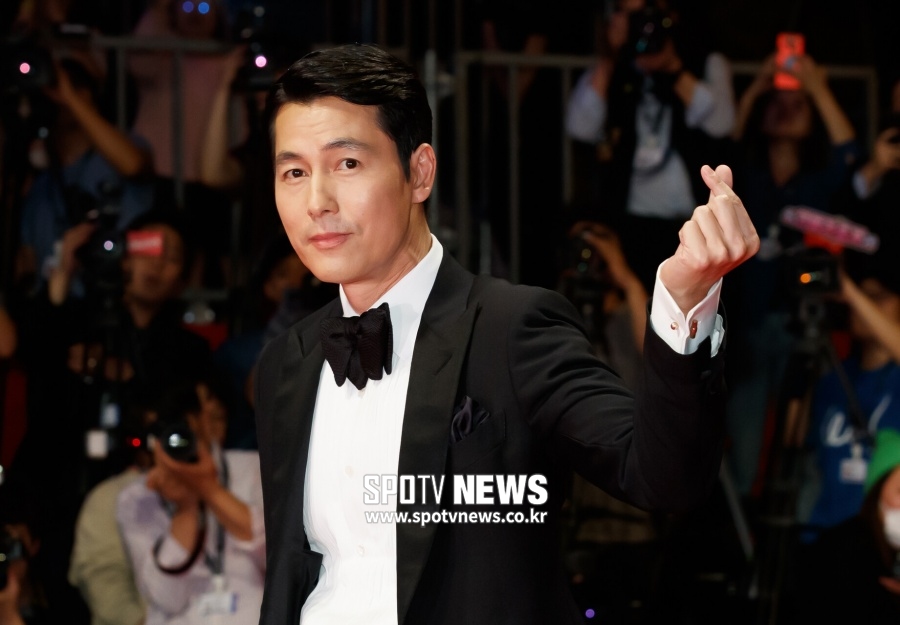 Jung Woo-sung will participate as a producer of Netflixs new OLizzyn Goyos Sea.On the 23rd, Netflix announced that Jung Woo-sung will produce a new Korean OLizynal series and Space SF thriller Goyos Sea.Goyos Sea is the story of elite members who go to the research base abandoned on the moon to retrieve a sample of questions in the background of the future earth, which is lacking in water and food due to global desertification.It is a series of short films of the same name directed by Choi Hang-yong, who received great attention at the 13th Missen Short Film Festival in 2014, and will show a tense and unpredictable story with a vast space.Jung Woo-sung, who has recently won the Blue Dragon Film Award for Best Space Award, is transforming into a producer with Goyos Sea.Jung Woo-sung, who has gathered topics with fresh moves to make and star at the same time in the short film Do not forget me feature film in 2016, will work with Netflix to make a new transformation.The screenplay of Goyos Sea is directed by Park Eun-kyo, who won the 29th Korea Film Critics Association Award for the movie Mother, and directed by Choi Hang-yong, who directed the original.It will be released via Netflix, and the timing of its release is not yet known.