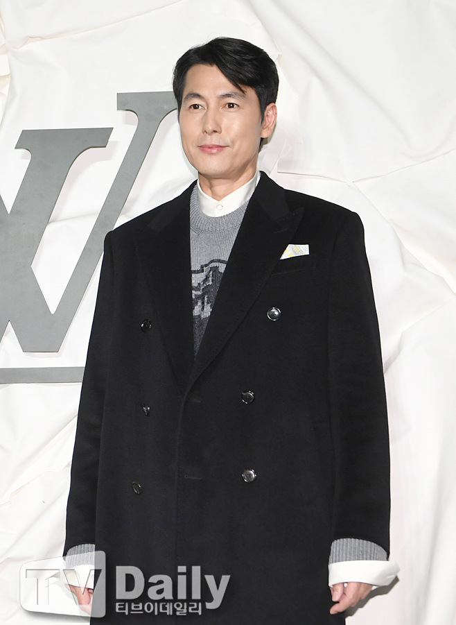 Actor Jung Woo-sung will participate as a producer in the Netflix OLizzynal series The Sea of ​​Goyo.Netflix said on Sunday that Jung Woo-sung will participate as a producer in the Sea of Goyo.The space science fiction thriller Goyos Sea is the story of elite crews going to retrieve a questionable sample on a research base abandoned on the moon, in the background of a future earth that has been short of water and food due to global desertification.Goyos Sea is a series of short films of the same name directed by Choi Hang-yong, who received great attention at the 13th Missen Short Film Festival in 2014, and the story of tension and unpredictable unfolding in the background of the vast universe is an attractive work.Jung Woo-sung participates as a producer in Goyos Sea, which will be reborn as a Netflix OLizzyn series.Jung Woo-sung, who has been raising the best share price as an actor with the award of the Blue Dragon Film Award for Best Actor, has also produced and starred in the feature film Do not forget me in 2016.Expectations are high for another transformation he will show with Netflix as a producer in his top spot as an Actor.The screenplay of Goyos Sea is directed by Park Eun-kyo, who won the 29th Korean Film Critics Association Award for the movie Mother, and directed by Choi Hang-yong, who directed the original work.Goyos Sea has been evaluated by many fans after the release as a series of high-quality stories and high-quality quality that surpasses expectations. This time, it is produced as a Netflix OLizynal series and is expected to be further strengthened.The Netflix OLizzynal series Goyos Sea will be released only on Netflix, where Jung Woo-sung will be participating as a producer.