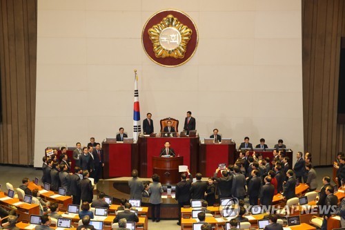 회기결정건 상정에 항의하는 자유한국당 (서울=연합뉴스) 진성철 기자 = 자유한국당 의원들이 23일 오후 서울 여의도 국회 본회의에서 문희상 국회의장이 회기결정건을 상정하자 항의하고 있다. 2019.12.23 zjin@yna.co.kr