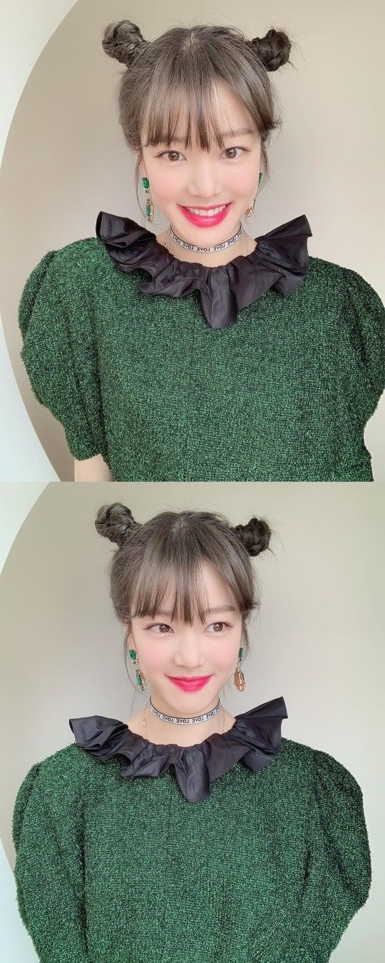 Actor Lee Yu-bi wore her Pucci hair and showed off her lovely look.Lee Yu-bi posted a picture on his instagram on the 24th with an article entitled Merry Christmas. Love you all.Lee Yu-bi in the public photo wears a green blouse with a frill and captivates his eyes with his Pucci hair. Large earrings add to the brightness.Lee Yu-bi is appearing on KBS2 Dogs Are Incredible.