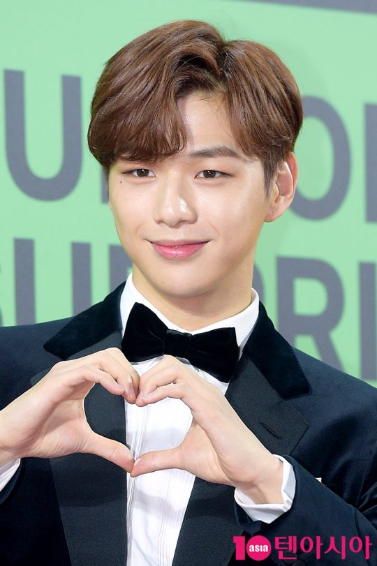 Singer Kang Daniel has been ranked number one in the star list to spend ChristmasEve together.From November 25 to December 22, Seven Edu, a high-school and middle-school internet math education company, conducted a survey of 9,058 people. Kang Daniel (4,026, 44.4%) was selected as the top star to spend ChristmasEve together.Following Kang Daniel, singer and actor Lee Seung-gi (2,916, 32.2%) came in second, while Park Bo-gum (1,619, 17.9%) and Sharing (216, 2.4%) came in third and fourth respectively.When Christmas approaches, it is time for gifts to be ready for your beloved lover or precious child.Christmas has long been a celebration and enjoyment event for many people all over the world beyond religious ideas.Christmas was created to commemorate the birth of Jesus Christ and was named Christmas when Christ and Mass met.Kang Daniel, who was selected as the number one star to spend ChristmasEve together, was a member of the project group Wanna One released by Mnet Produce 101 Season 2 in 2017, and became very popular as it was called the National Center.Wanna One was considered to be the most anticipated member after the end of the activity.Regarding the reason why Kang Daniel was selected as the number one star who wants to spend Christmas Eve together, Cha Gil-young, CEO of Seven Edu & Cha Su-hak, said, Kang Daniel was loved by many people as Wanna One Center.It is thanks to the cute appearance and the smile that stimulates the womans heart. 