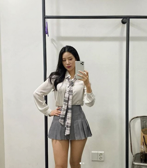 On the 23rd, Johyun posted a picture on his SNS and reported his current situation.Johyun, pictured, showed off her unique figure in Sukluk, especially with a constricted waistline and perfect legs, which also gave off her distinctive innocent and lovely charm.Johyun, meanwhile, is appearing on the SBS entertainment program Jungles Law in Chuk.Photo Johyun SNS