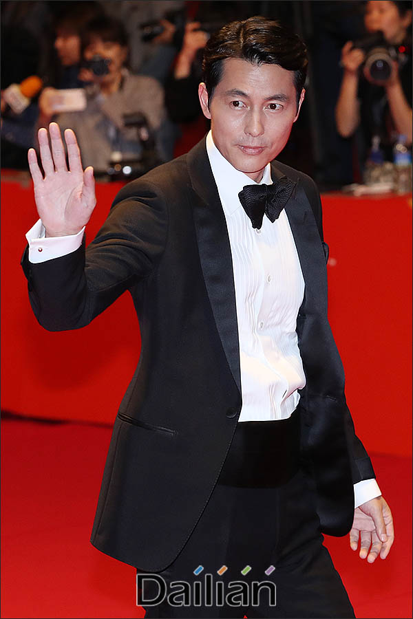 Actor Jung Woo-sung will participate as a producer in the Netflix OLizzynal series The Sea of ​​Goyo.According to Netflix on the 23rd, Goyos Sea is a SF thriller about the Earth of Future, which is lacking in water and food due to global desertification, and elite crews heading to the moon to collect samples of questions.The original film Goyos Sea is a short film of the same name directed by Choi Hang-yong, who was noticed at the 13th Missen Short Film Festival in 2014.Choi will also direct this Netflix OLizzynal series.The screenplay is directed by Park Eun-kyo, the author of the movie Mother.Jung Woo-sung also produced and starred in the work of making the short film Do not forget me in 2016 as a feature.