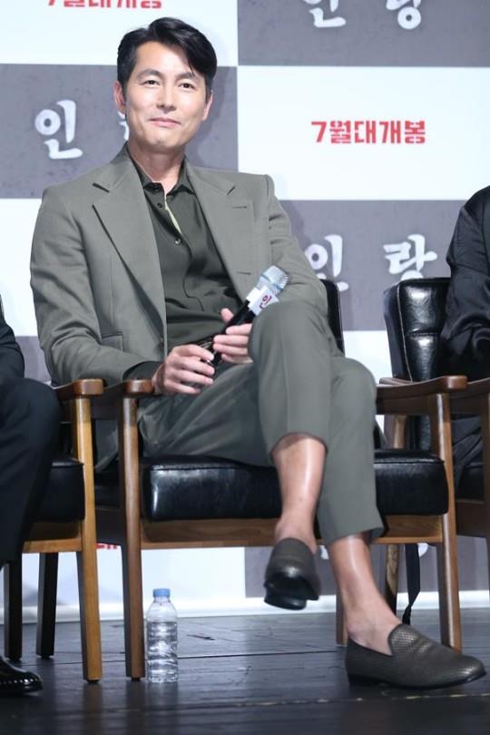 Actor Jung Woo-sung will participate as a producer in the new Netflix OLizynal series Goyos Sea.Netflix recently announced that it will produce the new Korean OLizynal series and the universe SF Thriller, Goyos Sea.Goyos Sea tells the story of elite members who go to the research base abandoned on the moon to retrieve a questionable sample in the background of the future Earth, where water and food have been scarce due to global desertification.It is a series of short films of the same name directed by Choi Hang-yong, who received great attention at the 13th Missen Short Film Festival in 2014, and the story of tension and unpredictable unfolding in the background of the vast universe is considered as a charm.Jung Woo-sung, who has been raising his best share price as an actor with the award for Best Actor in the Blue Dragon Film Award, also made headlines in the feature film Do not Forget Me in 2016.As an actor, he is in the top position and hopes for another transformation to show with Netflix as a producer.The screenplay for Goyos Sea is written by Park Eun-kyo, who won the 29th Korea Film Critics Association Award for Best Screenplay for his film Mother.
