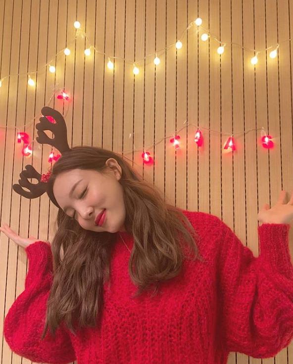 Girl group TWICE member Nayeon made a surprise transform with RudolphNayeon posted a picture on TWICEs official SNS on the 24th with an article entitled Merry Christmas. Expect behind the scenes.Nayeon in the public photo poses with Rudolph headbands; the red knit and light bulbs he wears add to the Christmas vibe.Nayeons lovely expression focuses her attention.Meanwhile, TWICE, which Nayeon belongs to, debuted in 2015.TWICE was later loved by the public for songs such as CHEER UP (Cheer Up), TT (Titi), LIKEY (Riki), YES or YES, and Feel Special.