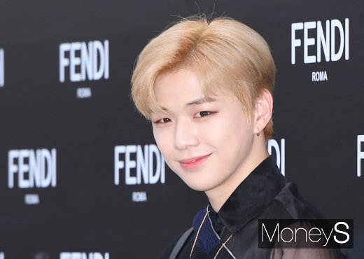 Seven Edu, a high-end, middle and high-end internet math education company, conducted a survey of 9,058 people from November 25 to December 22, and found that Kang Daniel (4,026, 44.4%) was selected as the top star to spend Christmas Eve together.Lee Seung-gi (2916, 32.2%) took second place after Kang Daniel, and Park Bo-gum (1619, 17.9%) and Sharing (216, 2.4%) took third and fourth place respectively.When Christmas approaches, it is time to prepare gifts for your beloved lover or precious child.Christmas has long been an event that many people around the world celebrate and enjoy with one heart, beyond religious ideas.Christmas was created to commemorate the birth of Jesus Christ and the words Christ and Mass met and became Christmas.Meanwhile, Kang Daniel, who was selected as the number one star who wants to spend Christmas Eve together, gained great popularity as he was a member of the project group Wanna One and the National Center released by Mnet Produce 101 Season 2 in 2017.After the end of Wanna One activity, he was considered to be the most anticipated member.Then, in July, Kang Daniel made his successful solo debut with his album color on me (color on me) after a long gap.