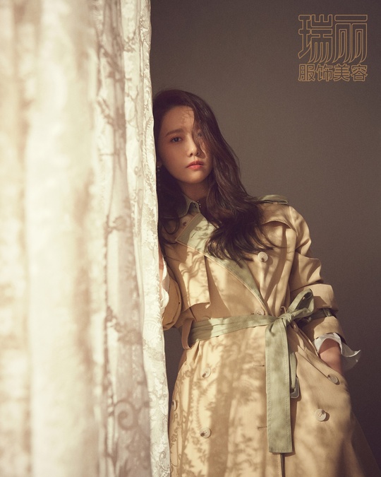 Im Yoon-ah has graced the cover of Chinas famous magazine.Im Yoon-ah was selected as a cover model for the January 2020 issue of Rayleigh, a fashion and beauty magazine with high awareness and influence in China, and took a photo shoot.This is the second time that Im Yoon-ah has covered Rayleigh, and it is the first time that Korean artists have appeared as cover models in the New Years issue in the 25th year of Rayleighs publication history that Im Yoon-ah has once again realized the global influence.In the public picture, Im Yoon-ah is attracting attention by attracting attention by radiating overwhelming charisma with intense eyes, as well as showing the charm of the anode with an alluring expression and lyrical atmosphere.In an interview with the photo shoot, Im Yoon-ah said, When I choose a work, I want to find a work that I like and can grow.In addition, many things are needed, but I think that pronunciation, concentration, emotion and expressiveness are important, and I am trying to do this part better. bak-beauty