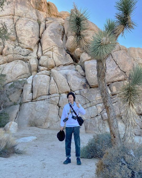 Actor Ryu Jun-yeol showed off his charismatic vibe.Ryu Jun-yeol posted a picture on his Instagram on December 24.In the public photos, there is a picture of Ryu Jun-yeol staring at the camera chicly.Ryu Jun-yeol is a papi (fashion people) and boasts an extraordinary fashion sense and reveals a warm charm.Park So-hee