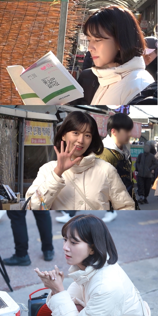 Actor Choi Yoon-sos passionate scene behind-the-scenes cut was released.Choi Yoon-so, who is working as a Kang Yeo-won in KBS 1TV evening drama Walking the Flower Road, which attracted viewers on weekdays evening, is attracting attention as he is capturing the moment he is filming through the cold.In the public photos, you can see the images outside the Camera of Choi Yoon-so, which was not seen on the air.She checks the script in a moment, seriously rehearses, and does not miss the details, so she is trying to perform a high-quality performance until just before entering the shot.Especially in the cold weather, her smile, which is making the filming scene warm, emits bright energy as usual, attracts attention.It is the back door that burned the enthusiasm by melting the frozen hands and feet in the fireplace in the cold wind.bak-beauty