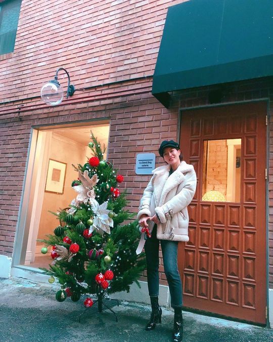 Im Soo-hyang reveals his lovely routineActor Im Soo-hyang posted a picture on his instagram on December 24 with an article entitled Merry Christmas.The photo shows Im Soo-hyang, who is building brightly Smile next to the Christmas tree; a bright visual catches the eye.kim myeong-mi