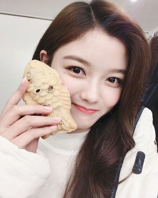 Actor Kim Yoo-jung delivered a warm and sweet Christmas greeting with Bungeo-pang in hand.Kim Yoo-jungs agency said on December 24th, Christmas food is also seasonal fish.Have a happy and warm Christmas with good people. Kim Yoo-jung is wearing a white padding jumper, turning her long straight hair, which looks innocent, to the side.Kim Yoo-jung is melting Cold with a lovely smile with a bungeo-pang in his right hand.Choi Yu-jin